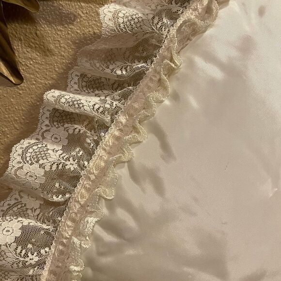 Tree Skirt Vintage Pink and White Satin with a Lace Border 40 inches Round - Picture 3 of 16
